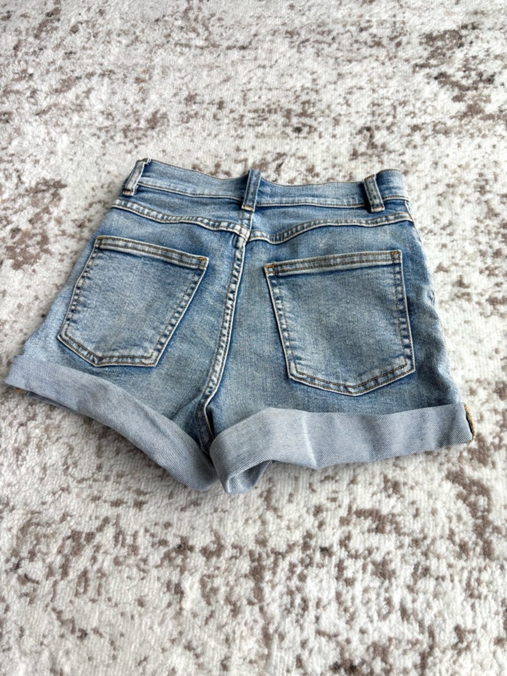 Aritzia Wilfred Free Light Wash Denim Roll-Cuff Women’s Shorts - Picture 6 of 7